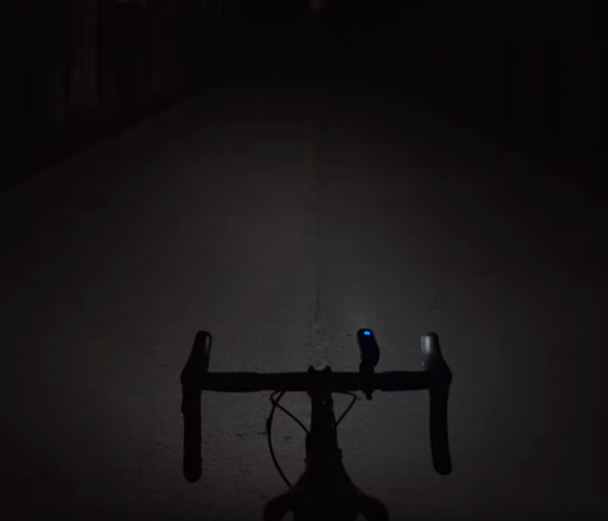 Vision d'un éclairage pour vélo intelligent Luminy éclairant la route la nuit niveau 1