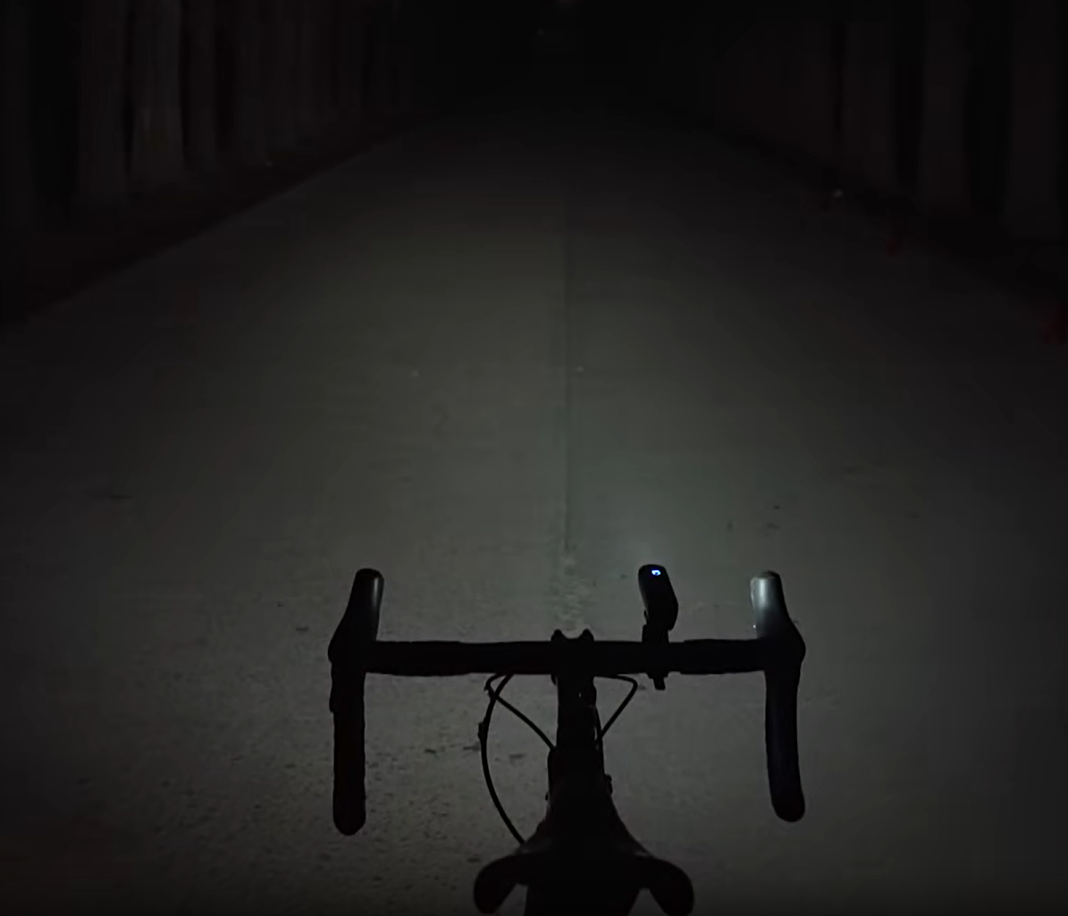 Vision d'un éclairage pour vélo intelligent Luminy éclairant la route la nuit niveau 2