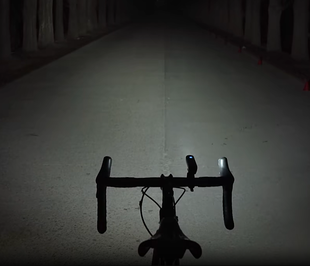 Vision d'un éclairage pour vélo intelligent Luminy éclairant la route la nuit niveau 3