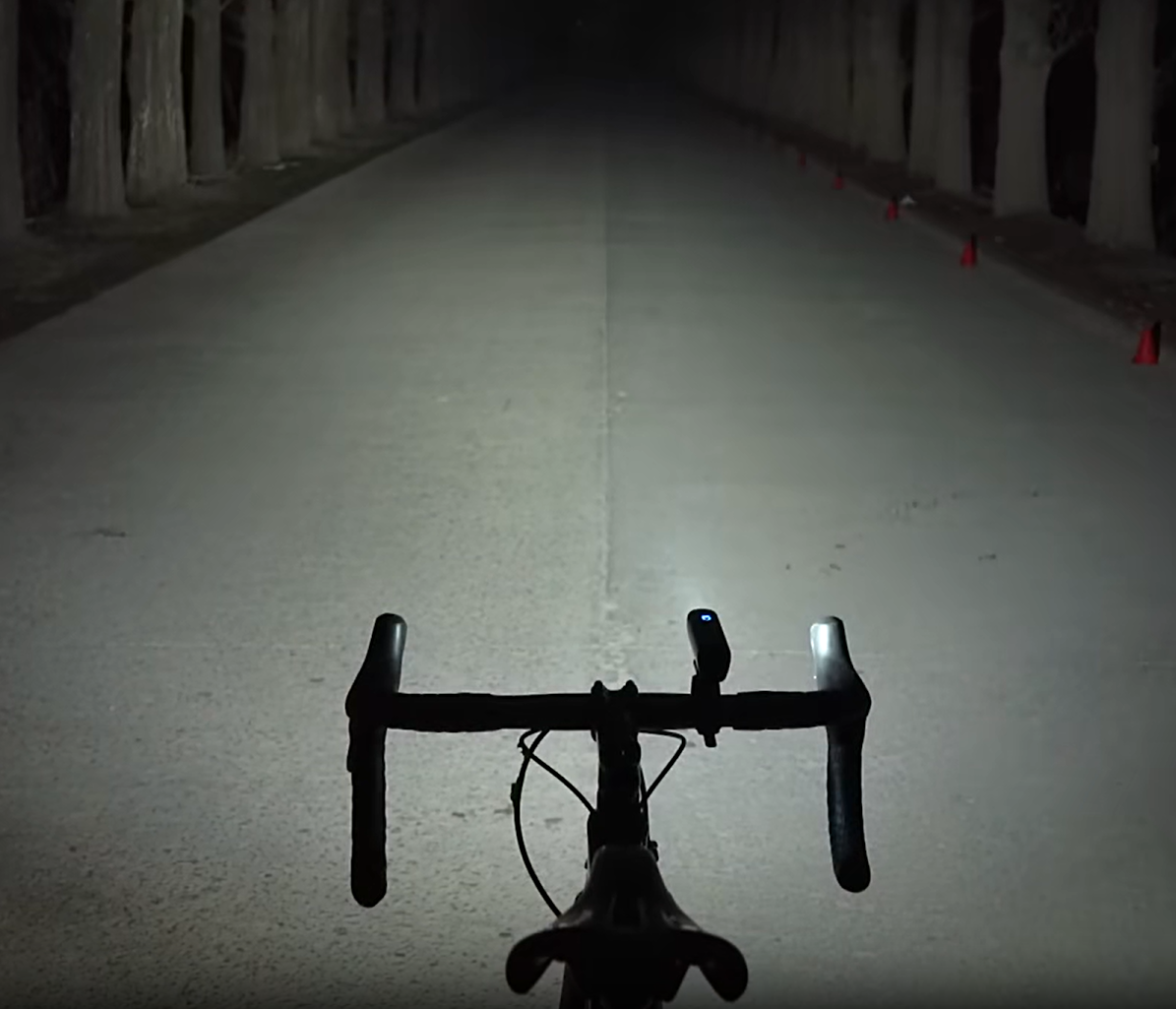 Vision d'un éclairage pour vélo intelligent Luminy éclairant la route la nuit niveau 4